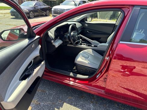 Certified 2024 Hyundai Elantra Limited FWD image 23