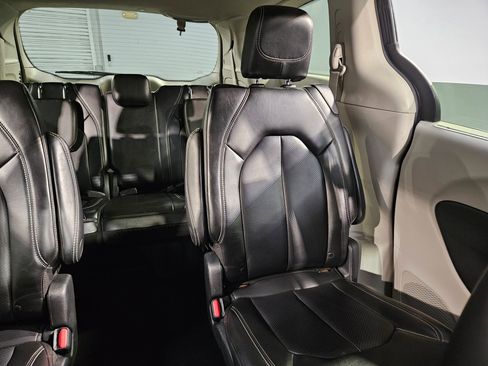 Used 2023 Chrysler Pacifica Touring-L image 14