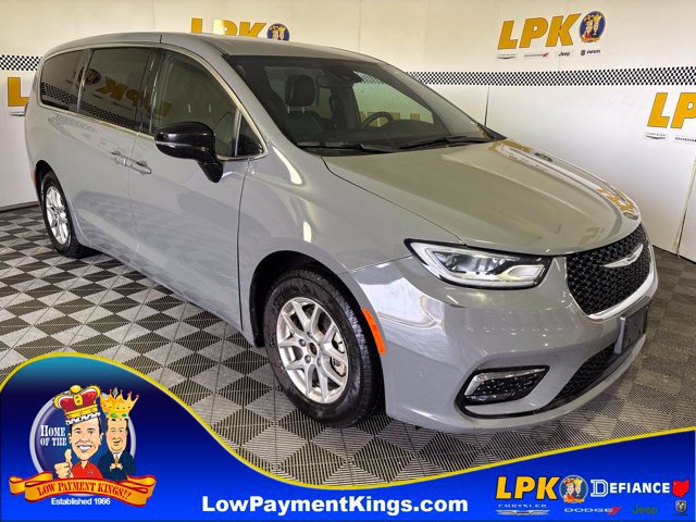 Used 2025 Chrysler Pacifica Select FWD image 1