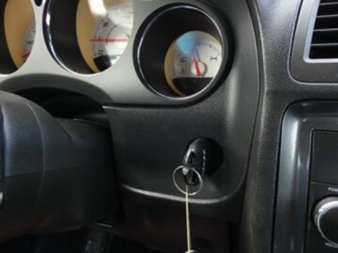 Used 2011 Dodge Challenger SE image 27