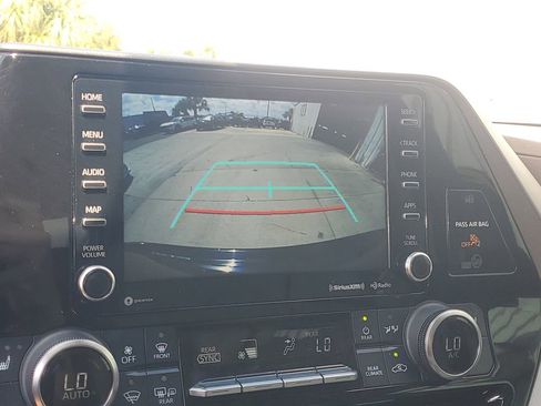Used 2022 Toyota Highlander XLE FWD image 27