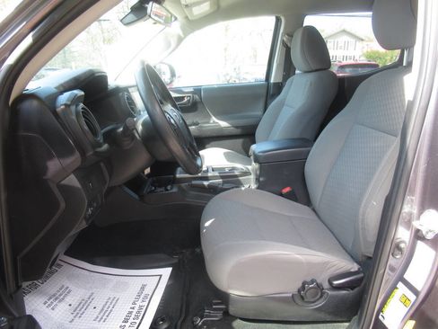 Used 2022 Toyota Tacoma SR AWD/4WD image 18