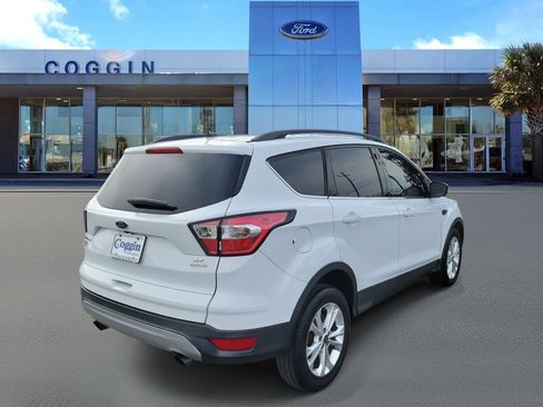 Certified 2018 Ford Escape SE image 3