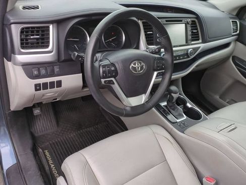 Used 2018 Toyota Highlander XLE AWD/4WD image 11