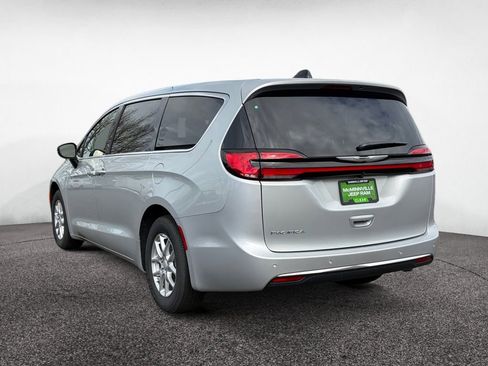New 2026 Chrysler Pacifica Select image 3
