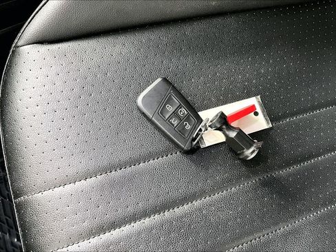 Used 2022 Volkswagen Tiguan SE image 10