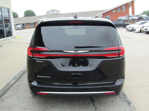 Used 2024 Chrysler Pacifica Touring-L FWD image 4