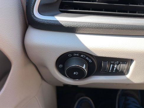 Used 2021 Chrysler Pacifica Touring-L w/ Uconnect Theater Family Group AWD/4WD image 19