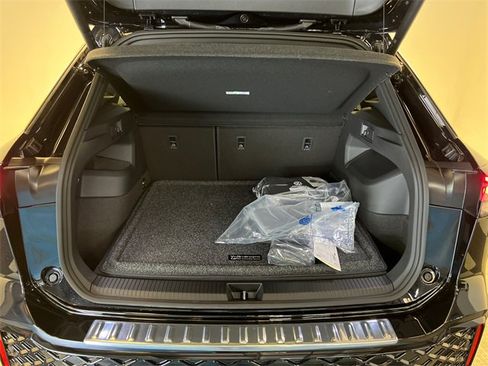 Used 2025 Volkswagen Tiguan SEL R-Line image 5