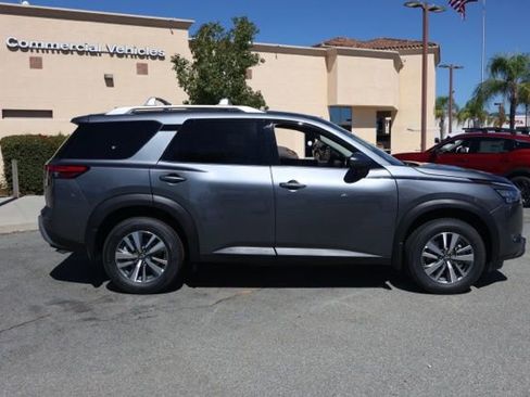 New 2025 Nissan Pathfinder SL image 3