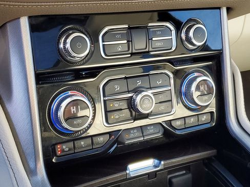 Used 2023 GMC Yukon XL Denali image 22