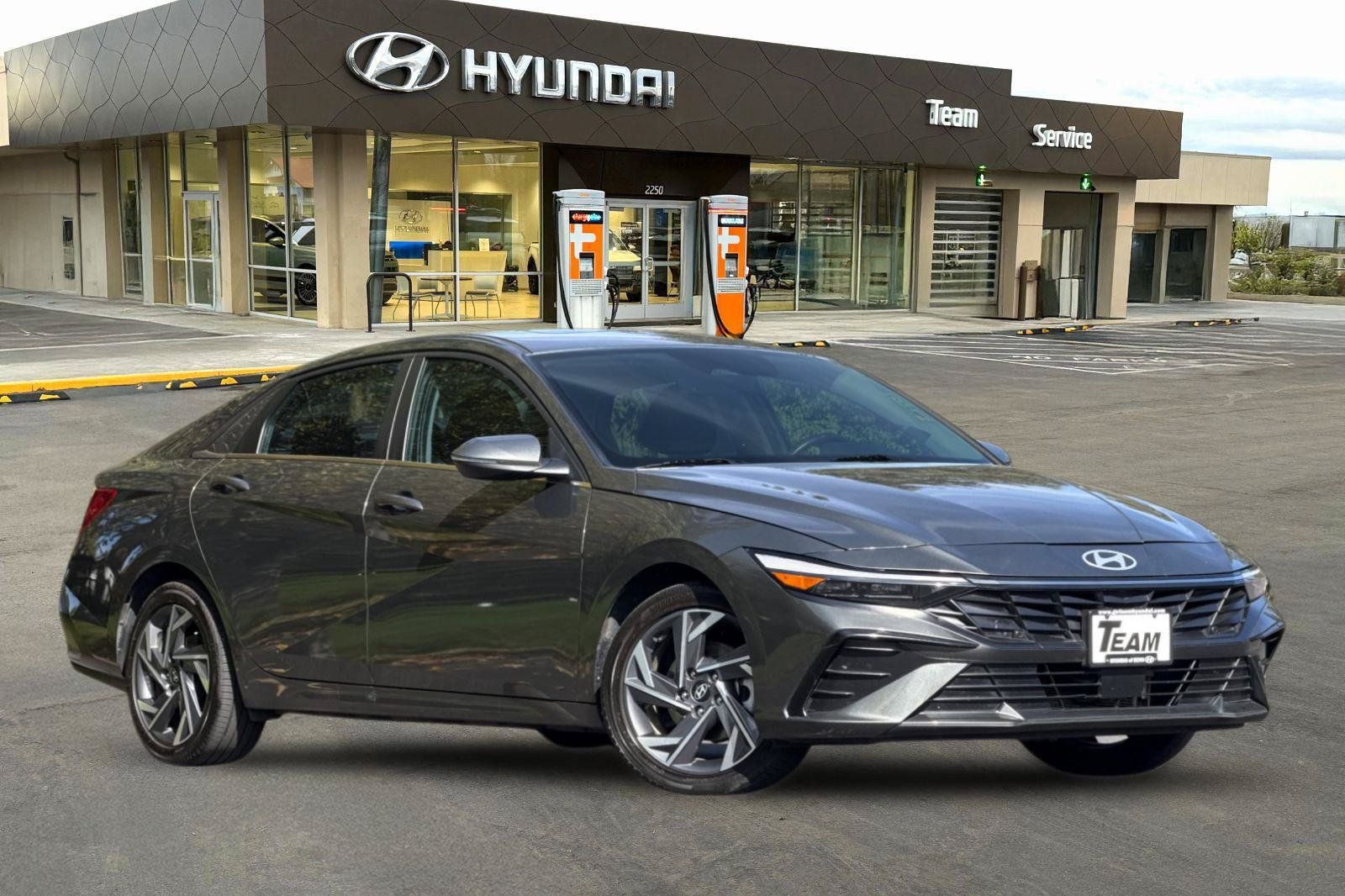 Used 2024 Hyundai Elantra Limited FWD image 2