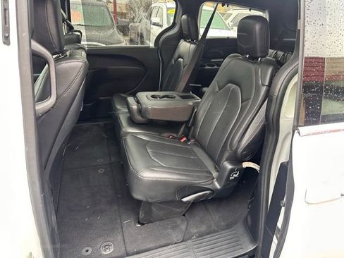 Used 2020 Chrysler Pacifica Touring-L image 19
