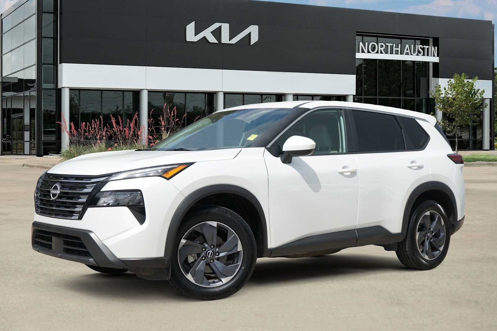 Used 2025 Nissan Rogue SV FWD image 1