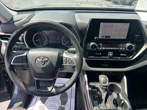 Used 2023 Toyota Highlander XLE image 6