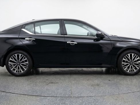 Used 2025 Nissan Altima 2.5 SV FWD image 11