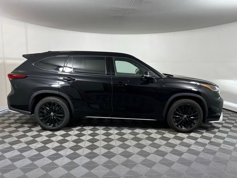 Used 2025 Toyota Highlander XSE AWD/4WD image 4