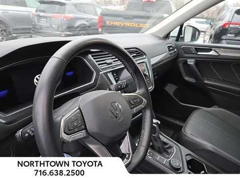 Used 2022 Volkswagen Tiguan SE w/ Panoramic Sunroof Package image 14