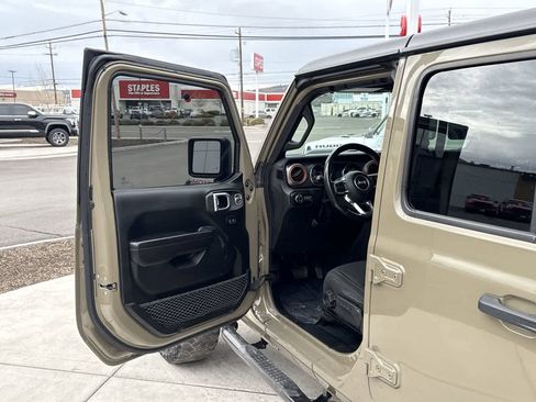 Used 2020 Jeep Gladiator Mojave w/ Cold Weather Group image 10