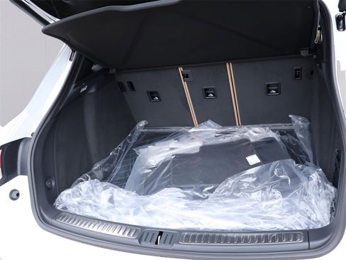 New 2026 Porsche Macan image 18