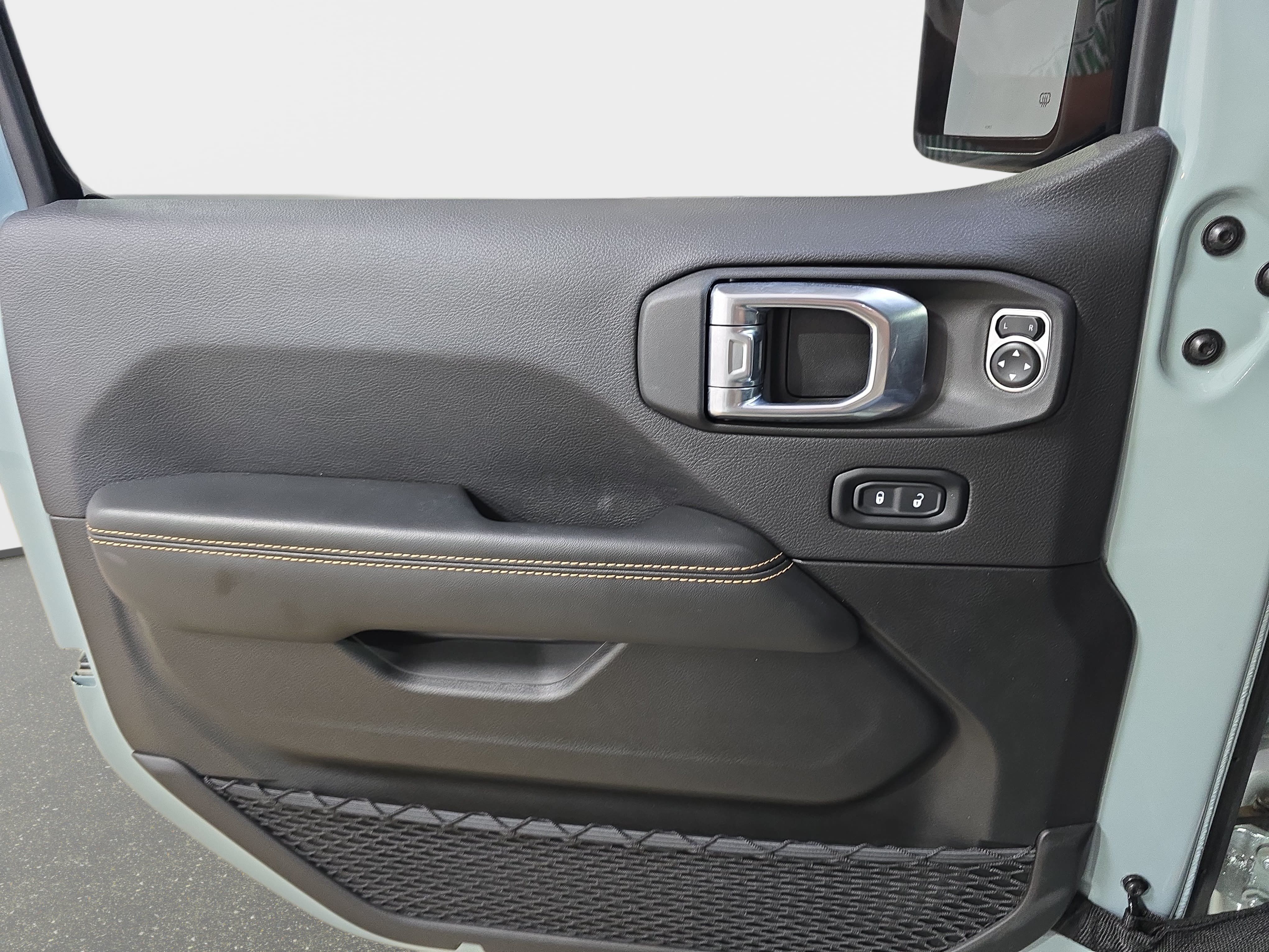 Used 2024 Jeep Wrangler Unlimited Sahara w/ Technology Group AWD/4WD image 24