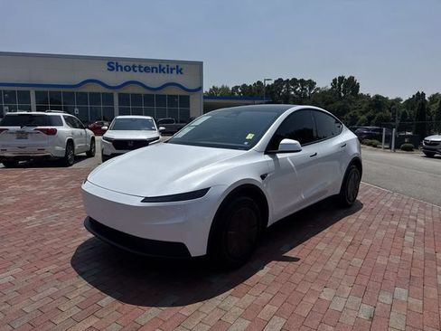 Used 2026 Tesla Model Y 2WD image 1