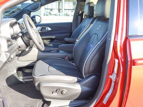 New 2026 Chrysler Pacifica Limited w/ Uconnect Theater Family Group image 14