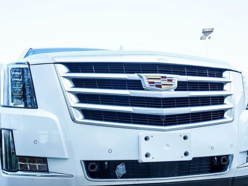 Used 2019 Cadillac Escalade ESV Premium Luxury image 8