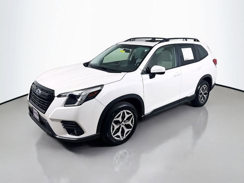 Used 2022 Subaru Forester Premium image 3