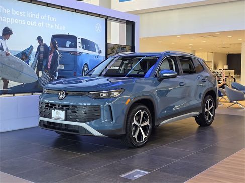 New 2025 Volkswagen Tiguan SE image 1