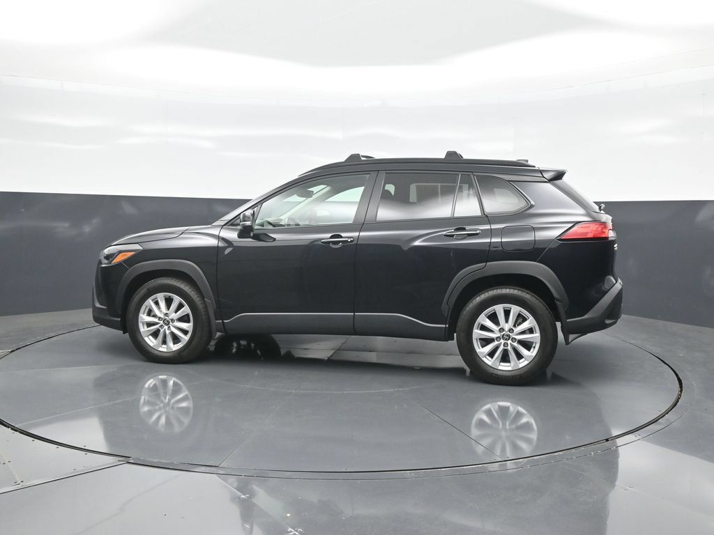 Used 2025 Toyota Corolla Cross LE FWD image 4