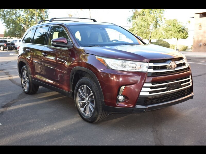 Used 2019 Toyota Highlander XLE FWD image 2