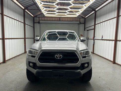 Used 2017 Toyota Tacoma SR5 w/ Tow Package RWD image 3