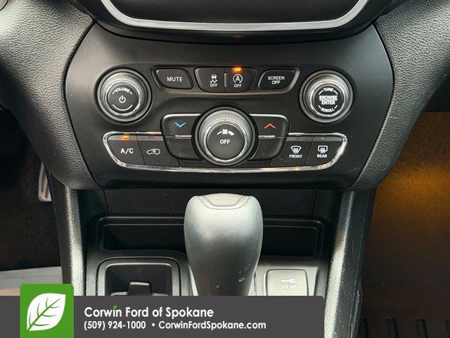 Used 2019 Jeep Cherokee Latitude Plus FWD image 28