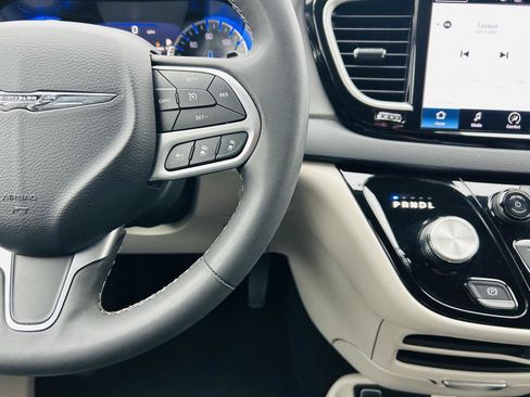 Used 2023 Chrysler Pacifica Touring-L image 18