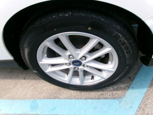 Used 2018 Ford Focus SE image 9