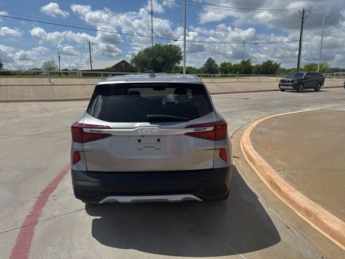 Used 2022 Kia Seltos LX image 6