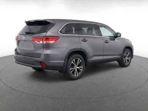 Used 2019 Toyota Highlander LE FWD image 6