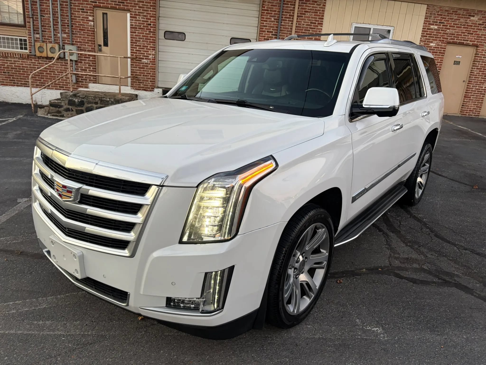 Used 2016 Cadillac Escalade Luxury AWD/4WD image 21