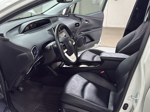 Used 2016 Toyota Prius Four image 12