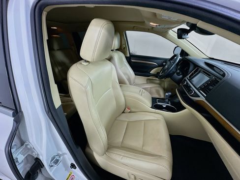 Used 2017 Toyota Highlander Limited Platinum image 33