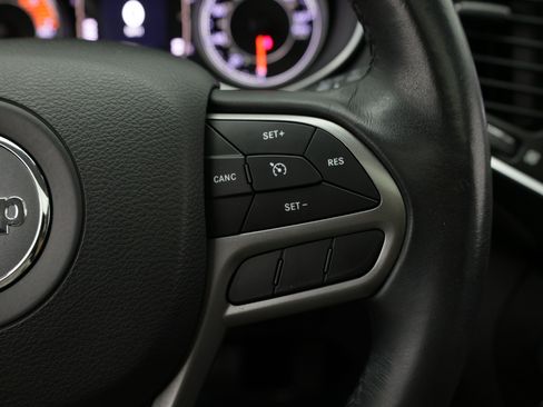 Used 2019 Jeep Cherokee Latitude Plus w/ Comfort/Convenience Group FWD image 34