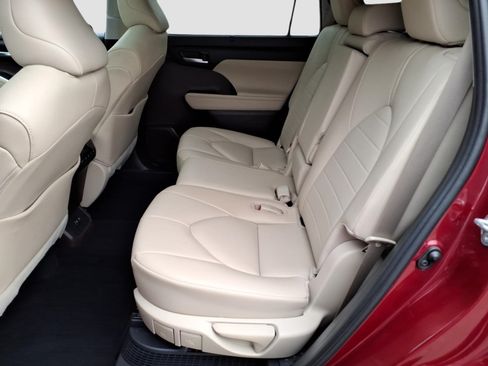 Used 2021 Toyota Highlander XLE AWD/4WD image 13