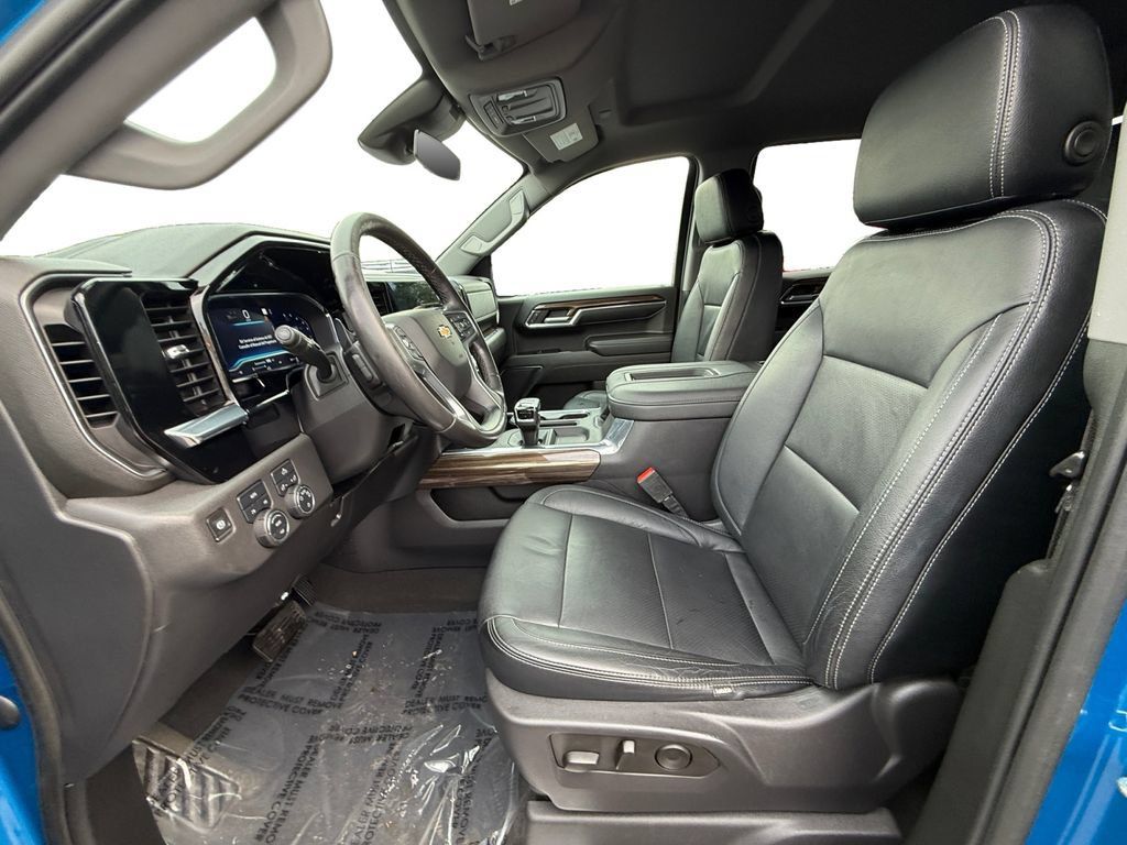 Used 2022 Chevrolet Silverado 1500 LT AWD/4WD image 9