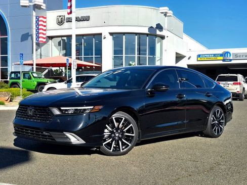 Used 2025 Honda Accord Touring image 3