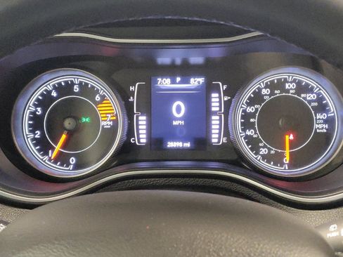 Used 2019 Jeep Cherokee Latitude Plus AWD/4WD image 23