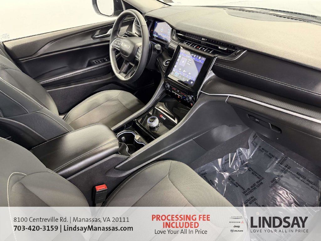 Used 2023 Jeep Grand Cherokee Laredo AWD/4WD image 14