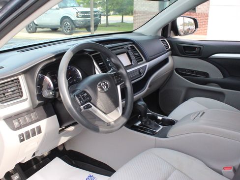 Used 2019 Toyota Highlander LE FWD image 12