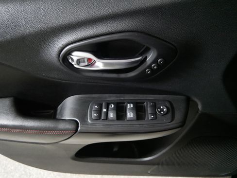 Used 2019 Jeep Cherokee Trailhawk AWD/4WD image 19