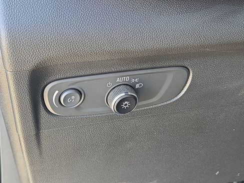 Used 2023 Buick Envision Essence image 23